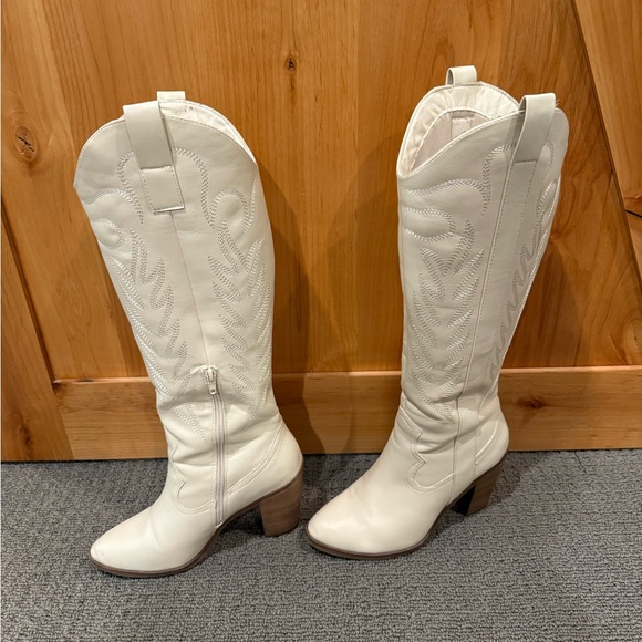 White Heeled cowboy Boots - Picture 3 of 8